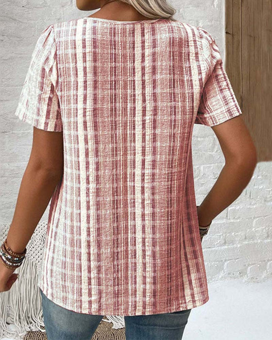 Lässiges T-Shirt mit V-Ausschnitt und Streifenkaro