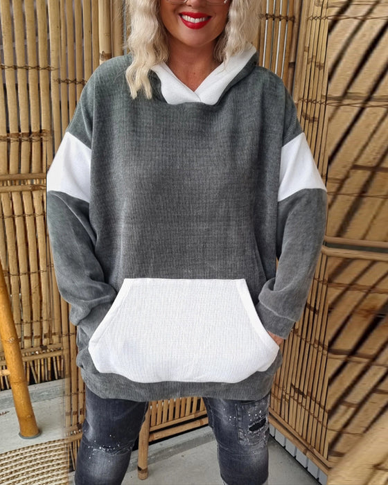 Lässiges kapuzen-sweatshirt mit farbblock-taschen