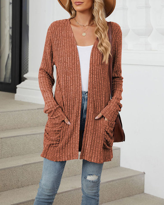 Lässiger, einfarbiger cardigan mit langen ärmeln und tasche