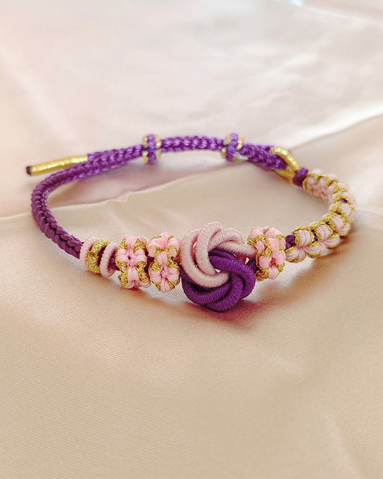 Armband mit Knoten aus Pfirsichblüten