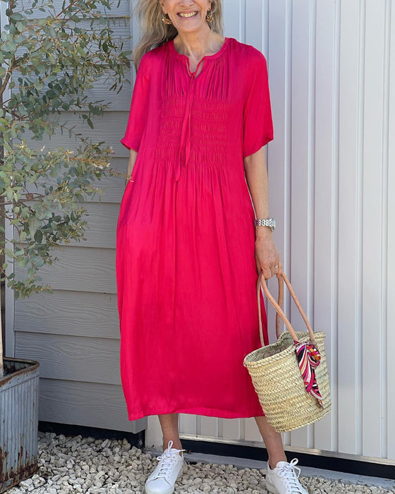 Rotes Faltenkleid mit V-Ausschnitt