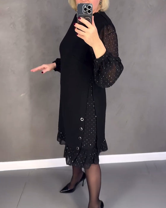 Elegantes kleid mit langen ärmeln und punkten