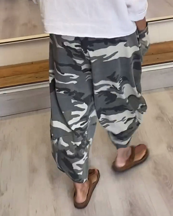 Lässige hose mit camouflage-print und tasche