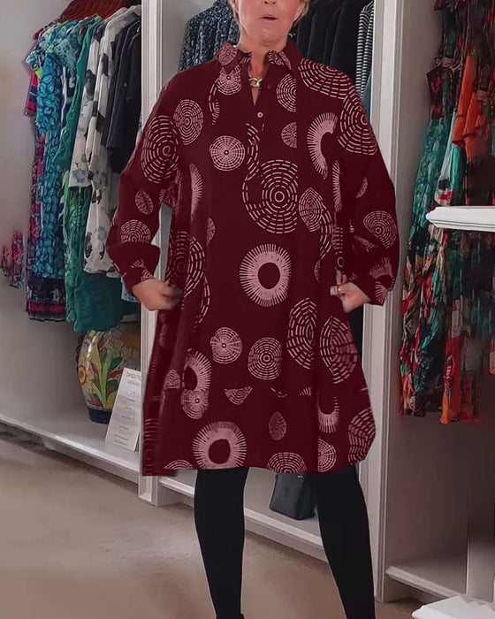 Lässiges Kleid mit Revers und geometrischem Print