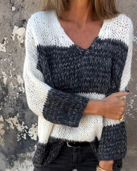 Lässiger Pullover mit V-Ausschnitt und Kontrast