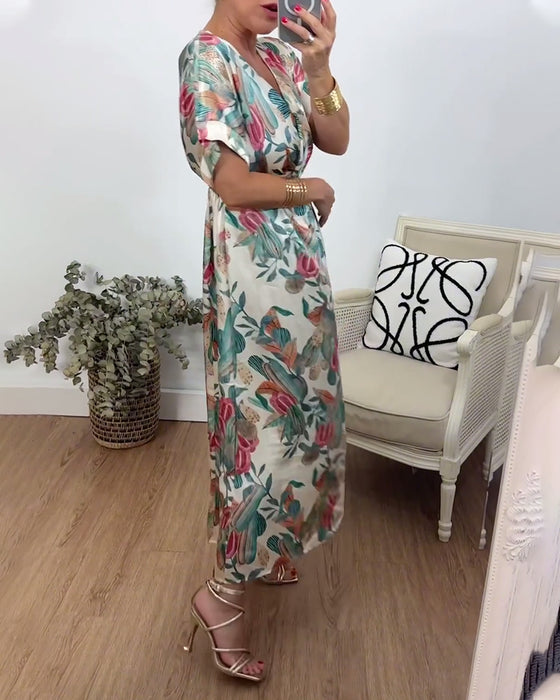 Elegantes Kleid mit V-Ausschnitt und Twist-Muster im Botanischen Druck