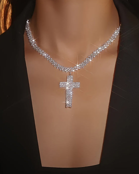 Funkelnder diamantanhänger mit kreuz