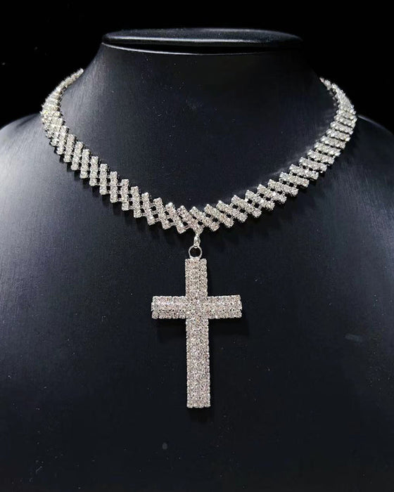 Funkelnder diamantanhänger mit kreuz