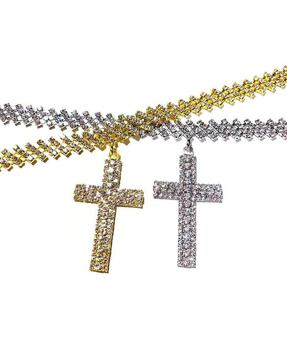 Funkelnder diamantanhänger mit kreuz