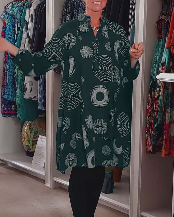 Lässiges Kleid mit Revers und geometrischem Print