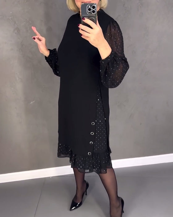 Elegantes kleid mit langen ärmeln und punkten