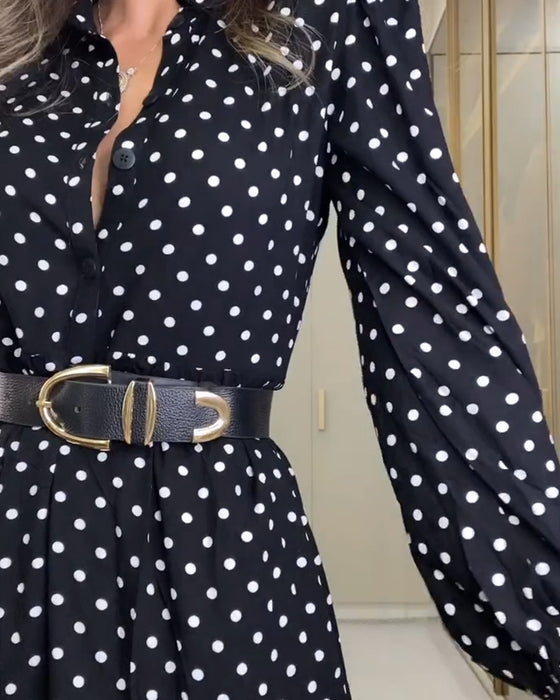 Modisches polka dot-kleid mit knopfschlitz und rüschen