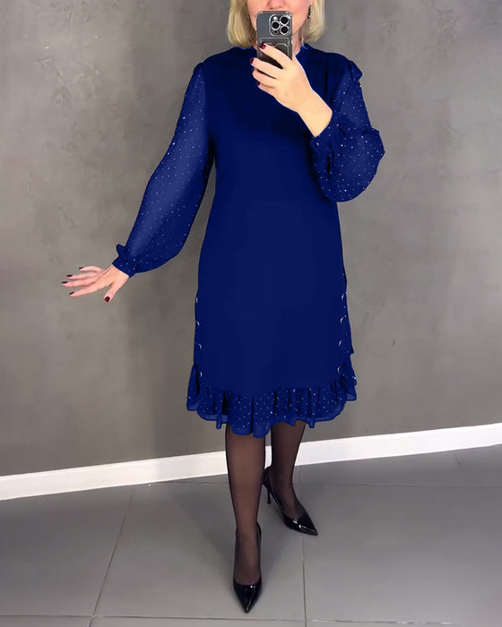 Elegantes kleid mit langen ärmeln und punkten