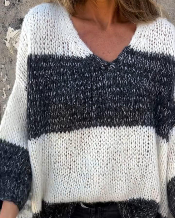 Lässiger Pullover mit V-Ausschnitt und Kontrast