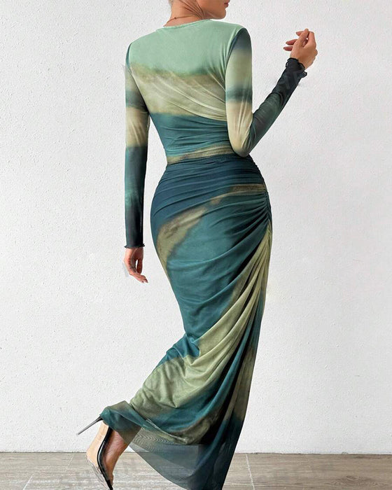 Elegantes kleid mit farbverlauf und plissee