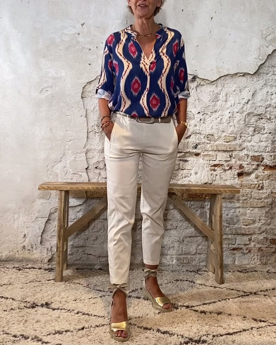 Vintage-bluse mit v-ausschnitt und knopfleiste