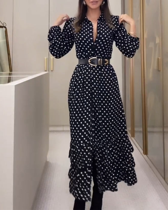 Modisches polka dot-kleid mit knopfschlitz und rüschen