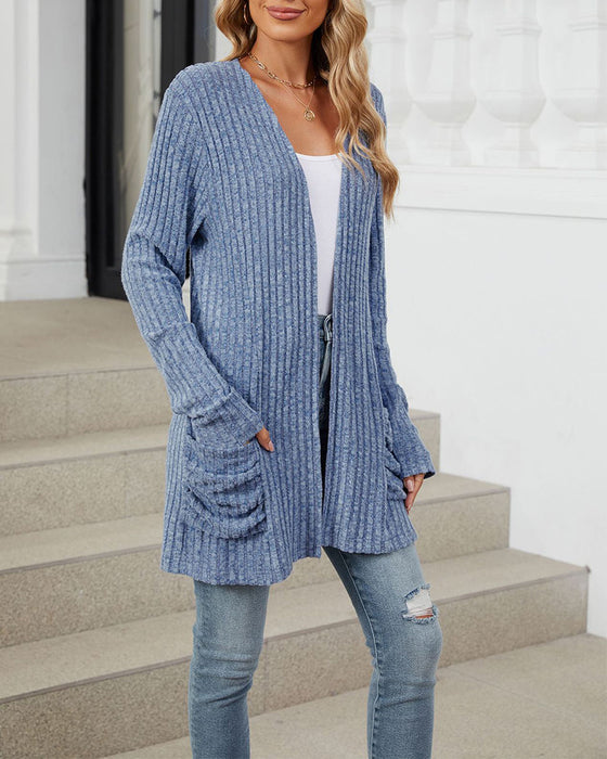 Lässiger, einfarbiger cardigan mit langen ärmeln und tasche