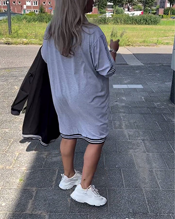 Lässiges, lockeres kleid mit gestreiftem patchwork