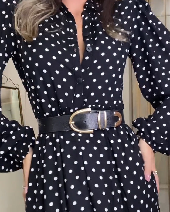 Modisches polka dot-kleid mit knopfschlitz und rüschen