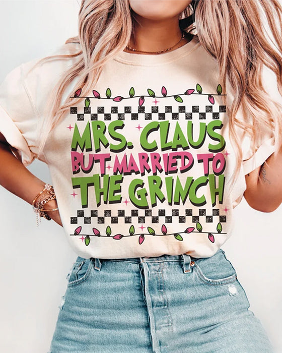 T-Shirt mit Rundhalsausschnitt und Aufdruck „Mrs. Claus But Married To The Grinch“