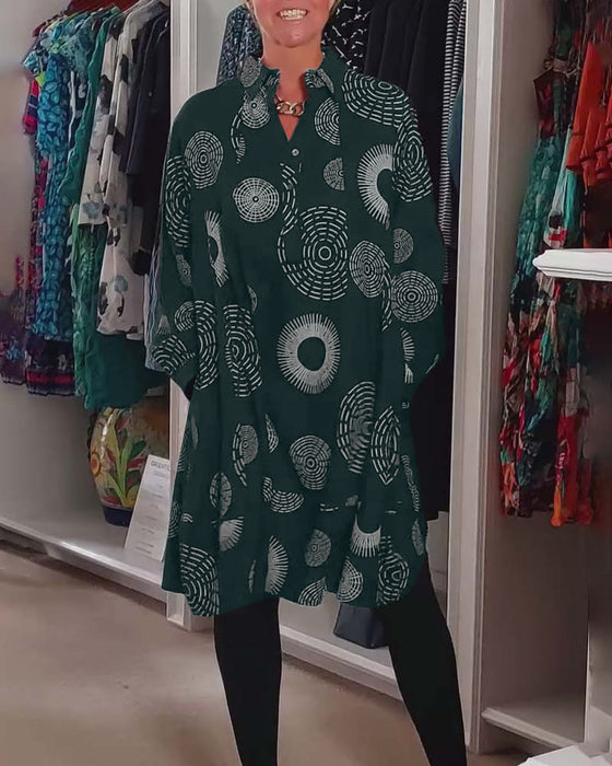 Lässiges Kleid mit Revers und geometrischem Print