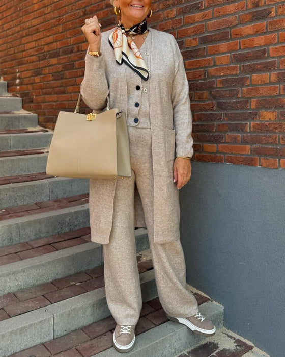 Dreiteiliger Anzug aus einfarbiger Strickjacke mit V-Ausschnitt und Hose mit weitem Bein