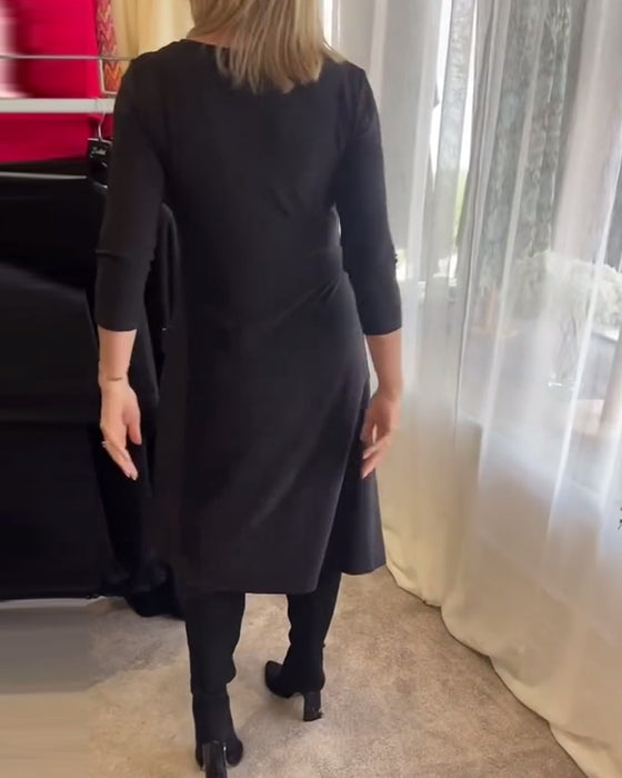 Lässiges einfarbiges kleid mit rundhalsausschnitt und tasche