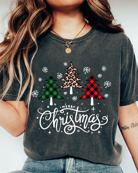 T-shirt mit rundhalsausschnitt und weihnachtsbaum-schriftzug-print