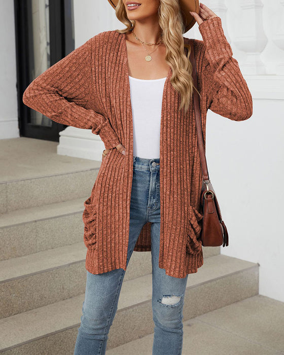 Lässiger, einfarbiger cardigan mit langen ärmeln und tasche