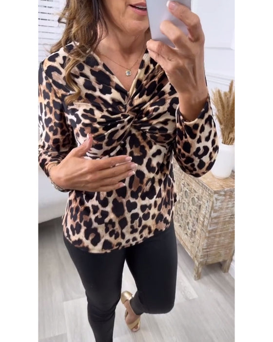 Modische bluse mit leopardenmuster und geknoteten falten und langen ärmeln