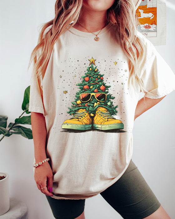 Lustiges T-shirt mit weihnachtsbaum und schuhen