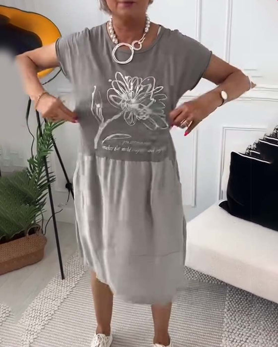 Bedrucktes kleid mit rundhalsausschnitt und kurzen ärmeln