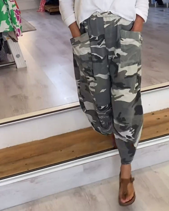 Lässige hose mit camouflage-print und tasche