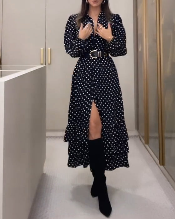 Modisches polka dot-kleid mit knopfschlitz und rüschen