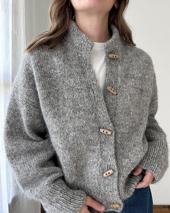 Einfarbige Strickjacke mit Stehkragen und Hornknöpfen