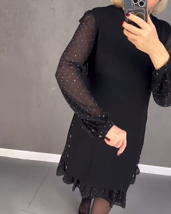 Elegantes kleid mit langen ärmeln und punkten