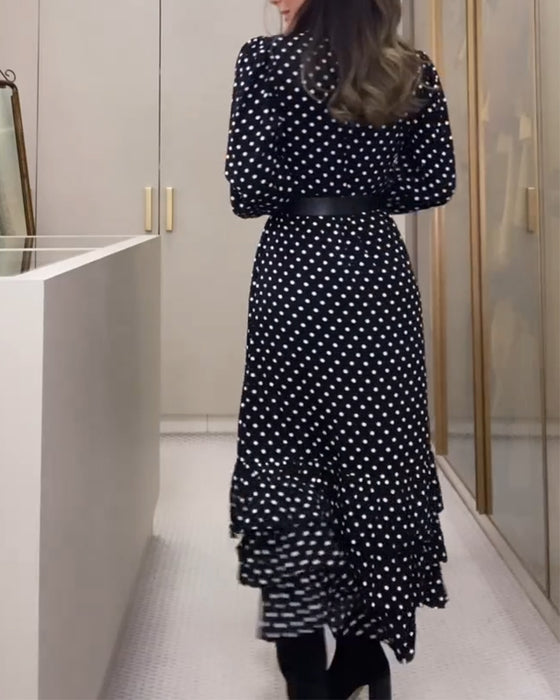 Modisches polka dot-kleid mit knopfschlitz und rüschen