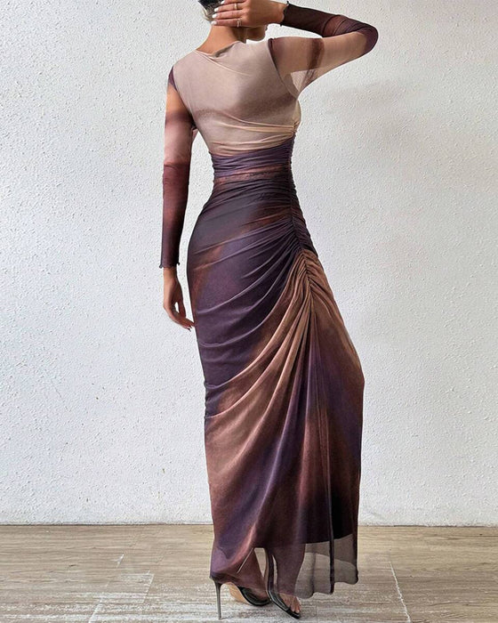 Schlankes kleid mit ombré-falten