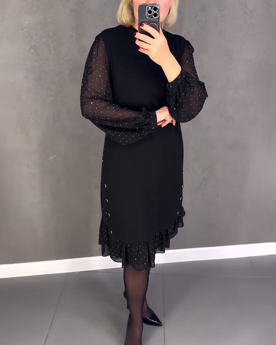 Elegantes kleid mit langen ärmeln und punkten