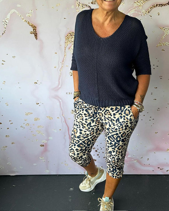 Schmal geschnittene, kurze hose mit leopardenmuster