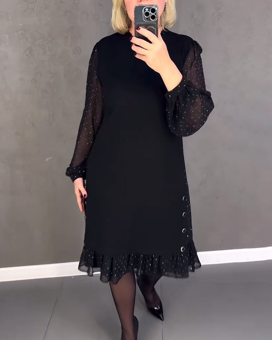 Elegantes kleid mit langen ärmeln und punkten