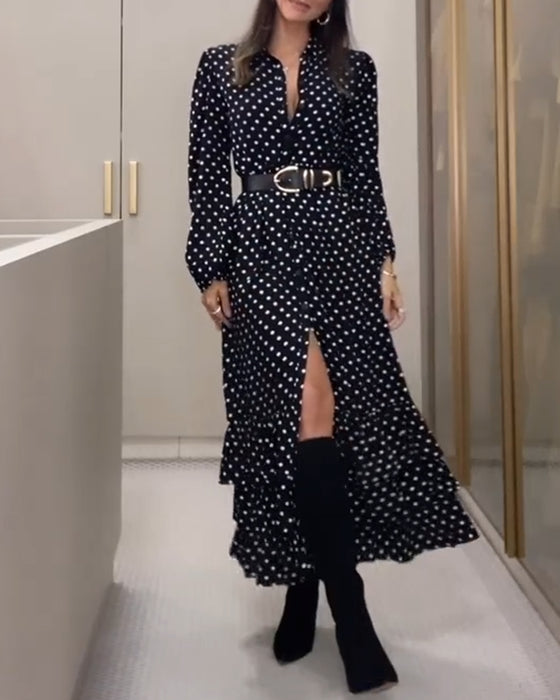 Modisches polka dot-kleid mit knopfschlitz und rüschen