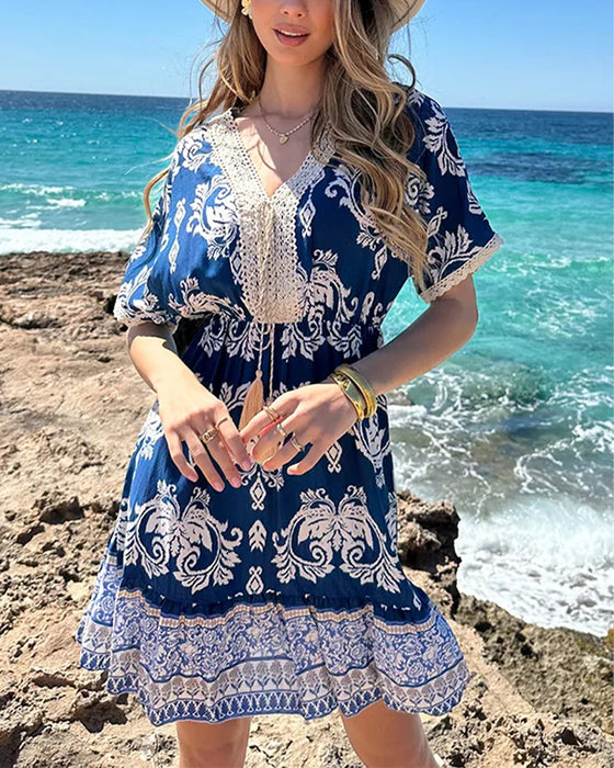 Lässiges Kleid mit V-Ausschnitt und Print