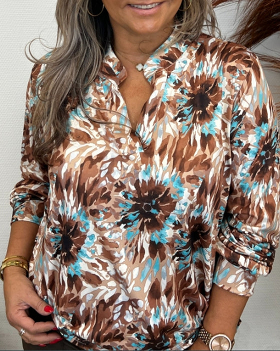 Bluse mit modischen Attributen und kontrastierenden Farben