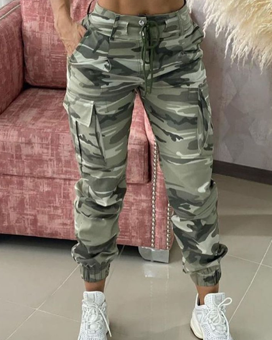 Cargohose mit Camouflage-Print