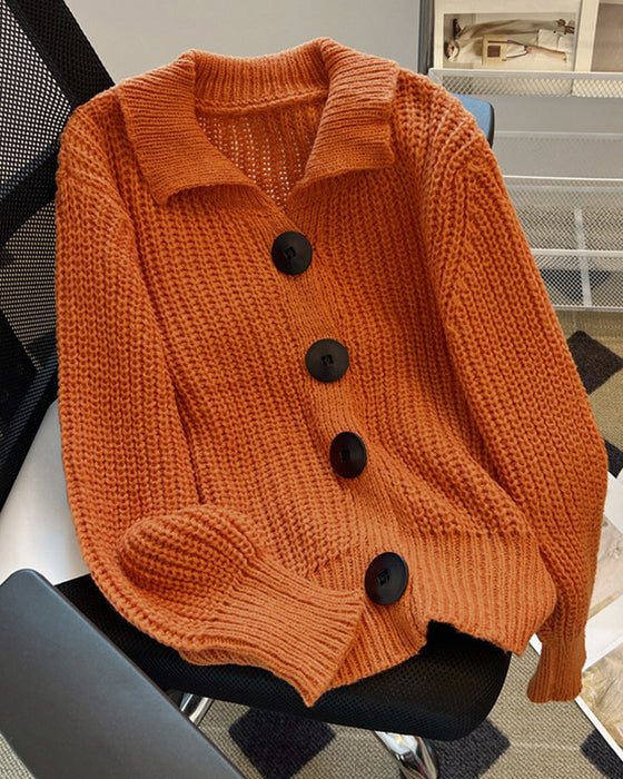 Strickjacke mit großen Knöpfen und Strickmuster