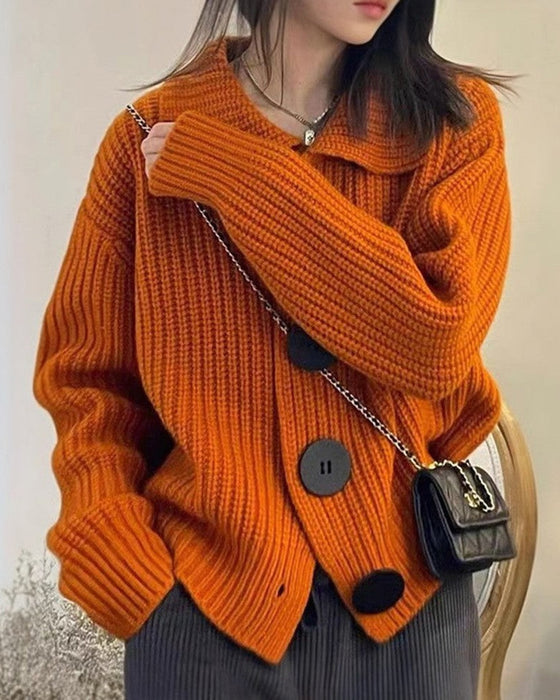 Strickjacke mit großen Knöpfen und Strickmuster